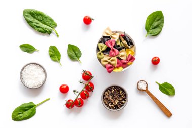 Domatesli ve taze fesleğenli İtalyan renkli makarna.