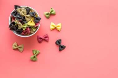 Kasede renkli farfalle makarna, üst manzara.