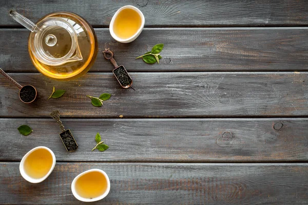 Pemandangan atas teh panas dan kering dalam teko teh dan cangkir. Konsep upacara teh — Stok Foto