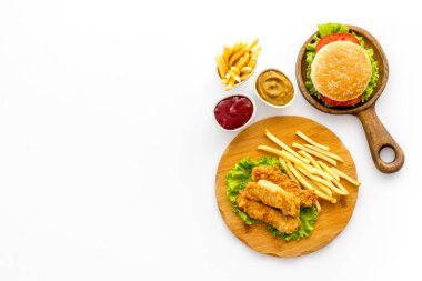 Kızarmış patates ve tavuklu hamburger.