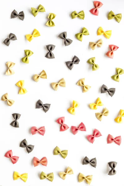 İtalyan rengarenk makarna deseni, üst manzara. Çeşitli vejetaryen osuruklu makarna