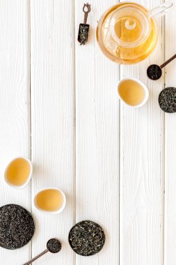 Çay töreni konsepti. Çaydanlık ve fincanda sıcak ve kuru çay, üst manzara.