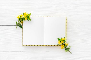 Sarı yapraklı sarı çiçekli bahar kartı modeli, üst manzara.