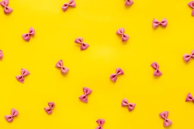 İtalyan rengarenk makarna deseni, üst manzara. Çeşitli vejetaryen osuruklu makarna