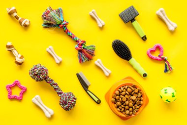 Kedi ve köpek için ev hayvanı oyuncakları ve aksesuarlarla yatıyordu.