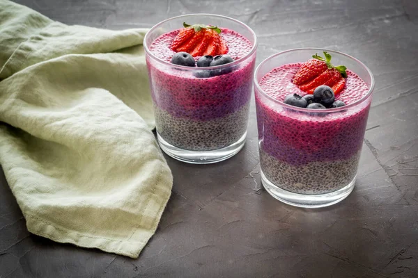 Sobremesa de pudim de sementes de chia com iogurte e morangos em copos — Fotografia de Stock