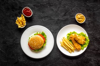 Fast food seti. Kızarmış patates ve tavuklu hamburger.