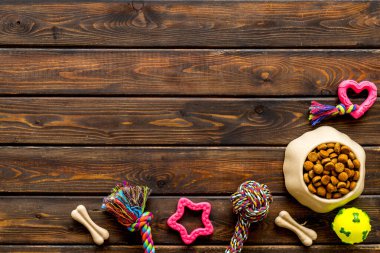 Kuru yiyecek ve aksesuarlı köpekler için oyuncaklar.