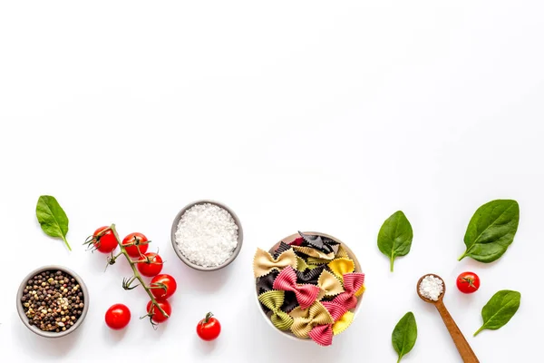 Coloured vegan pasta with tomatoes and fresh basil, view fron above — Stock Photo, Image