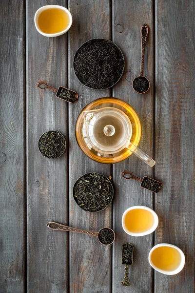 Tetera y tazas con té verde, vista superior. Plancha de concepto de ceremonia de té. —  Fotos de Stock