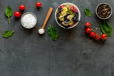 Domatesli ve taze fesleğenli İtalyan renkli makarna.