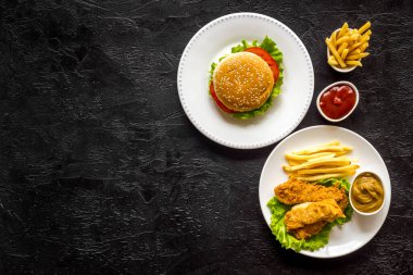 Burger ve patates kızartması, patates kızartması ve kızarmış tavuk.