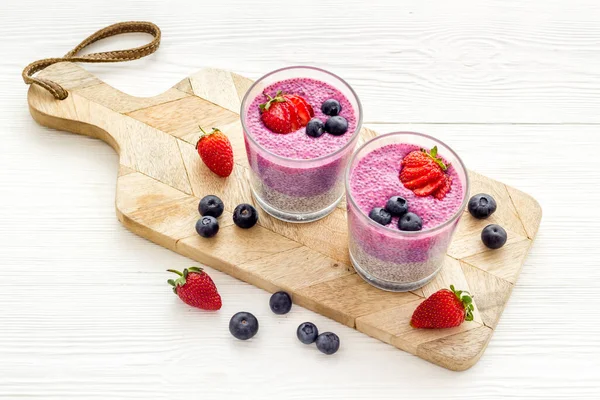 Pudim de sementes de chia de iogurte caseiro com morangos em óculos — Fotografia de Stock