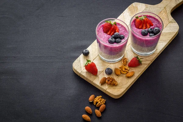 Postre de pudín de semillas de chía con yogur y fresas en vasos —  Fotos de Stock