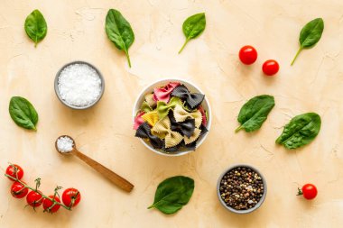 Domatesli ve taze fesleğenli İtalyan renkli makarna.