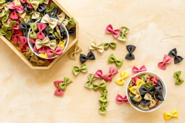 Kasede İtalyan farfalle makarnası. Raw çok renkli farfalle makarna, genel görünüm