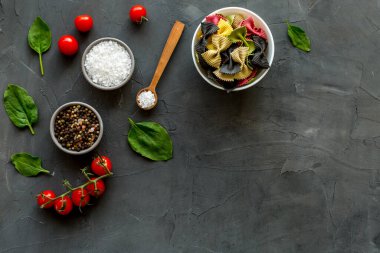 Domatesli ve taze fesleğenli renkli vejetaryen makarna.