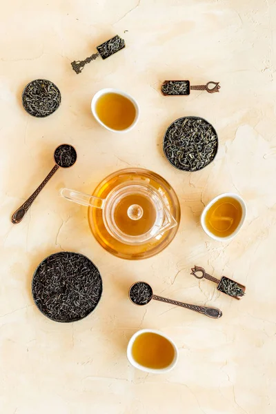Horní pohled na horký a suchý čaj v konvice a šálky. Koncept čajového obřadu — Stock fotografie