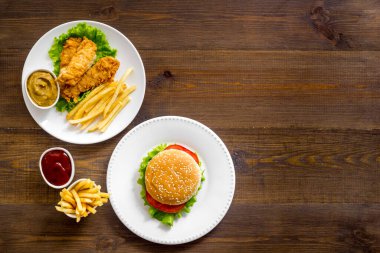 Kızarmış patates ve tavuklu hamburger.