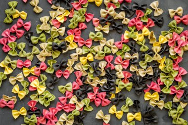 Makarnanın üst görüntüsü - renkli farfalle. İtalyan yemeği.