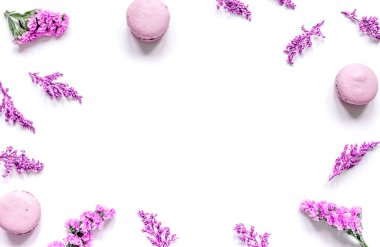 Bahar tasarımı pastel renkler, badem kurabiyeleri ve çiçeklerle üst görünüm.