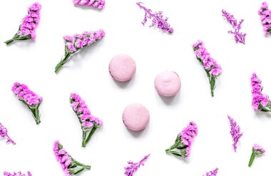 Bahar kadını kahvaltısı, badem kurabiyesi ve çiçeklerle beyaz arka plan desenli.