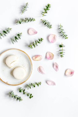 Çiçekli kadın masa tasarımı ve yumuşak ışıklı badem kurabiyeleri.