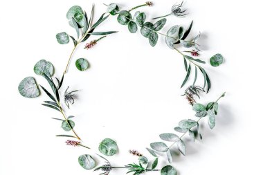 Beyaz arkaplan görünümünde morden bitkisel modelleme ile bahar