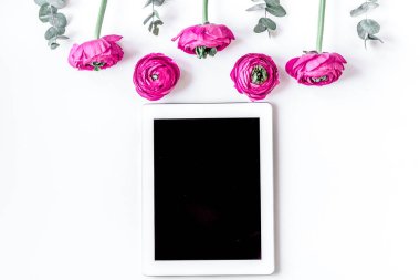 Beyaz arka plan görünümlü parlak çiçekli çiçek deseni