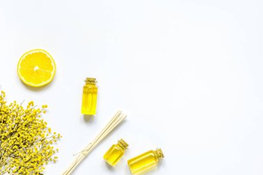 Yağlı ve limon beyazı arkaplan görünümlü kozmetik spa seti