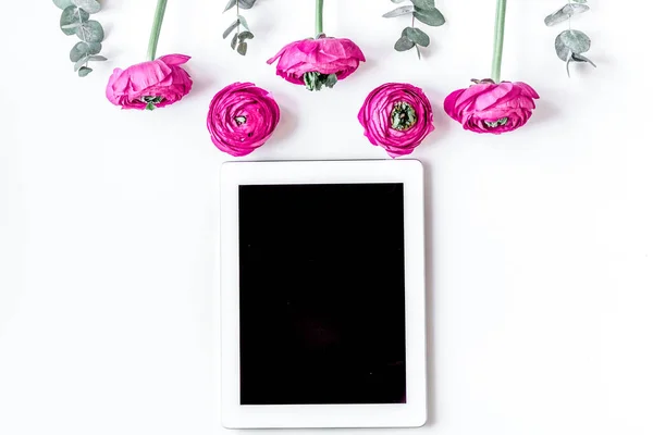 Beyaz arka plan görünümlü parlak çiçekli çiçek deseni