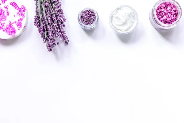 Lavendelkruiden in lichaamsverzorging cosmetica bovenaanzicht ruimte voor tekst — Stockfoto