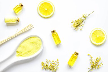 Beyaz arka plan görünümlü yağlı ve tuzlu spa kozmetik seti