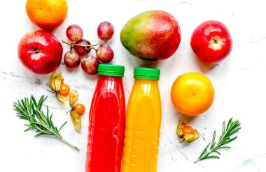 Beyaz arkaplan görünümlü plastik şişede çok renkli meyve suyu