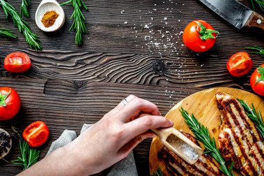 Ahşap arka planda ev yemeği konseptinde domuz bifteği.