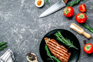 Biftek hazırlayan restoran mutfağı üst görünüm alanı metin için