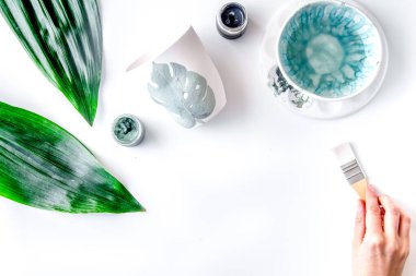 beyaz arkaplan görünümünde boyalı seramik bardak