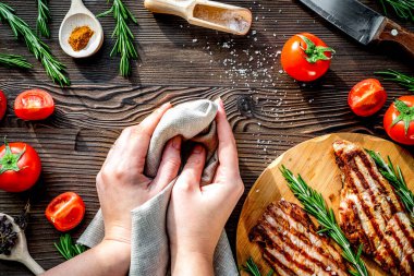 Biftek kavramında kızarmış et ahşap arka plan manzarası