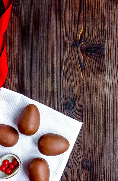 Pasqua uova di cioccolato vista dall'alto su sfondo di legno modello — Foto Stock