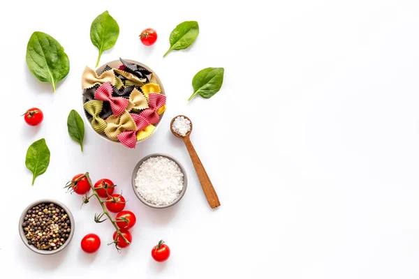 Cooking background with Italian pasta and tomatoes with fresh basil — Stock Photo, Image