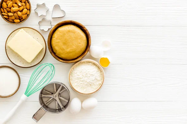 Hornear pastel o galleta casera - masa en un tazón con ingredientes, vista superior — Foto de Stock