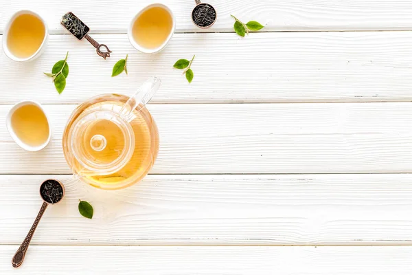 Concepto de ceremonia del té. Té caliente y seco en tetera y tazas, vista superior —  Fotos de Stock