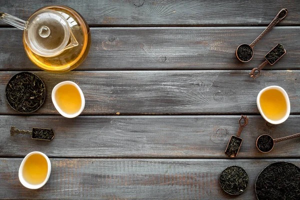 Marco de té caliente y seco en tetera y tazas. Concepto de ceremonia del té —  Fotos de Stock