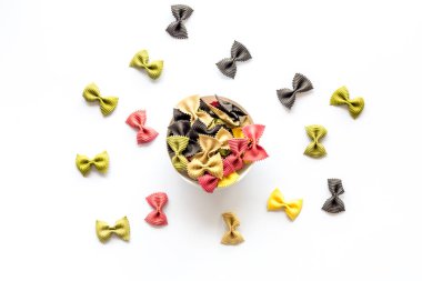 Kasede renkli farfalle makarna, üst manzara.