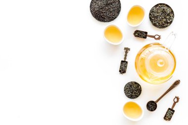 Kase ve kaşıklardaki kuru çay yaprakları. Çay konsepti. Üst görünüm