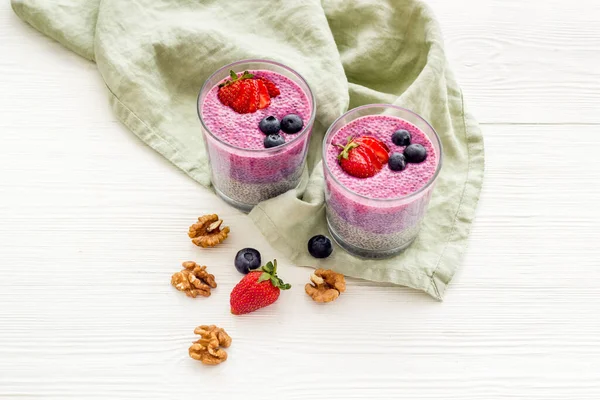 Chia pudding smoothie dessert wirh strawberries in glass jars. Vegan healthy breakfast. — Stock Photo, Image