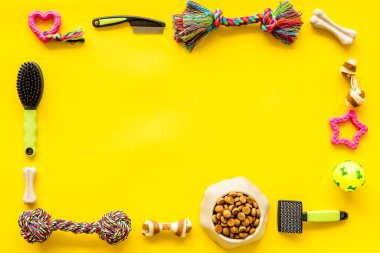 Köpek ve kedi için aksesuarlı hayvan bakımı. Oyuncaklar ve kuru gıda manzarası