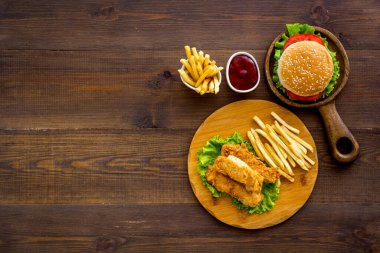 Fast food 'un genel manzarası. Hamburger ve patates kızartması.