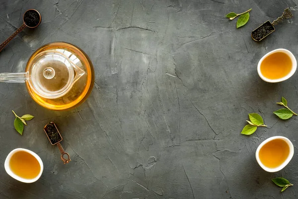 Frame teh panas dan kering dalam teko dan cangkir. Konsep upacara teh — Stok Foto