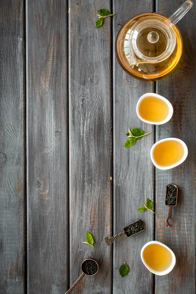 Konvice a šálky se zeleným čajem, výhled shora. Plochý návrh čajového obřadu. — Stock fotografie